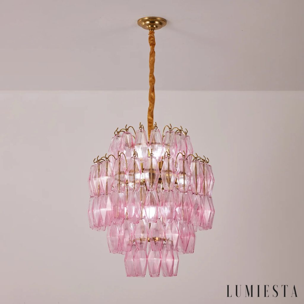 Lampa wisząca Oliva z różowymi szklanymi kloszami i złotym wykończeniem, detal z bliska