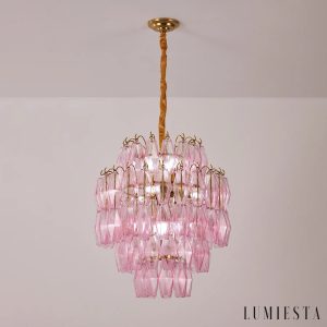 Lampa wisząca Oliva z różowymi szklanymi kloszami i złotym wykończeniem, detal z bliska