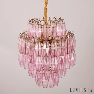 Lampa Oliva do salonu, złote wykończenie i różowe szkło widoczne na całej bryle