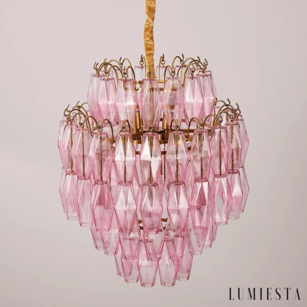 Lampa Oliva do salonu, złote wykończenie i różowe szkło widoczne na całej bryle