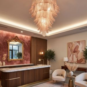 Lampa wisząca Piano glamour, pełna sylwetka z różowego szkła i niklu