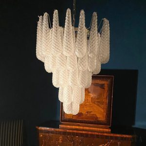 Pietra - lampa wisząca z białego szkła i niklowej oprawy, detal kloszy