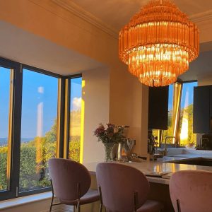 Lampa wisząca Pino do salonu, dekoracyjne szklane elementy i metalowa konstrukcja