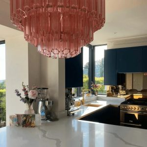 Pino - lampa wisząca różowo-chromowana, pełny widok modelu ze szkła i metalu