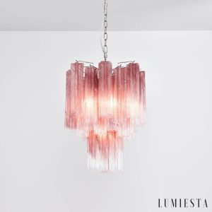 Poesia - lampa wisząca z różowego szkła, widok boczny na sylwetkę