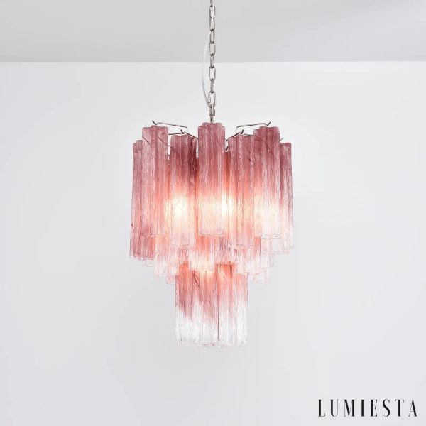 Poesia - lampa wisząca z różowego szkła, widok boczny na sylwetkę