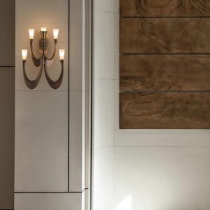Ponta Delgada - kinkiet glamour z brązowego metalu i mlecznych kloszy, widok pod skosem