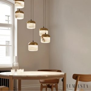 Lavi - lampa wisząca z alabastru i metalu, ujęcie z lekkiego skosu