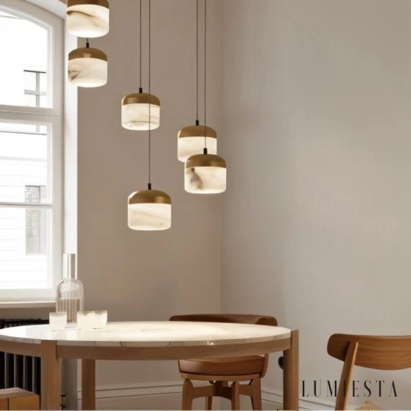 Lavi - lampa wisząca z alabastru i metalu, ujęcie z lekkiego skosu