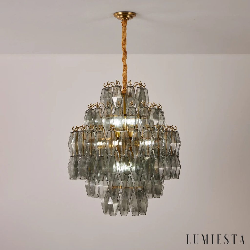 Prestigio - złota oprawa i dymne szkło w lampie wiszącej glamour