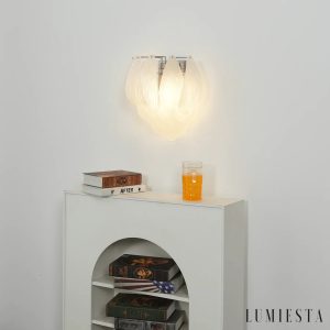 Lampa sufitowa Primo w niklowym wykończeniu, widok z lekko podniesionego kąta