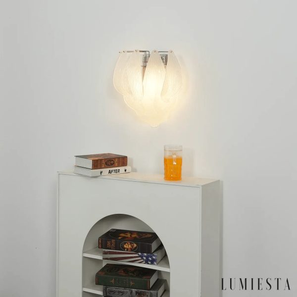 Lampa sufitowa Primo w niklowym wykończeniu, widok z lekko podniesionego kąta