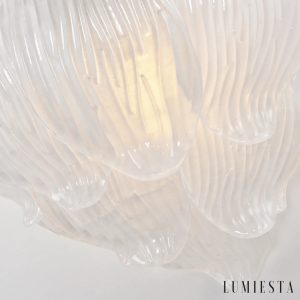 Biały szklany klosz lampy Primo z widocznym niklowanym zawieszeniem
