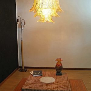 Rettangolo - widok całości lampy wiszącej z bursztynowego szkła i niklu