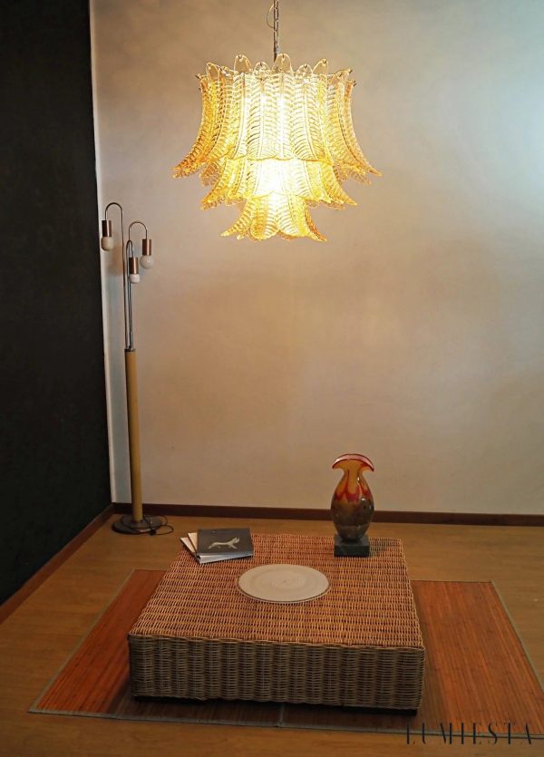 Rettangolo - widok całości lampy wiszącej z bursztynowego szkła i niklu
