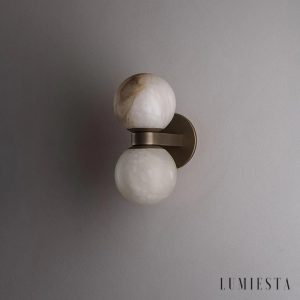 Sagis - brązowo-biały alabastrowy klosz lampy wiszącej w ujęciu z lekkiego kąta