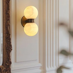 Sagis - lampa wisząca alabastrowa z profilu, smukły klosz w brązowo-białej tonacji