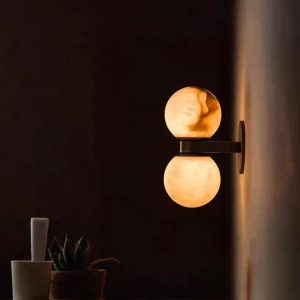 Sagis - alabastrowa lampa wisząca, detal przejścia koloru na jasnym kloszu