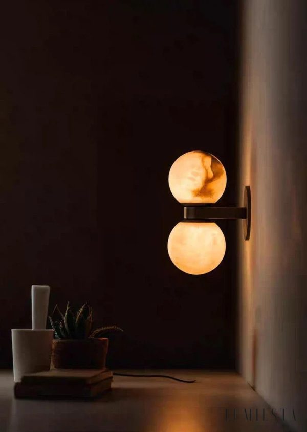 Sagis - alabastrowa lampa wisząca, detal przejścia koloru na jasnym kloszu