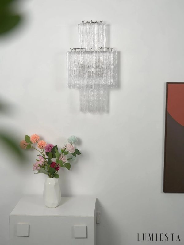 Sardo - szklany element lampy i niklowa konstrukcja w zbliżeniu