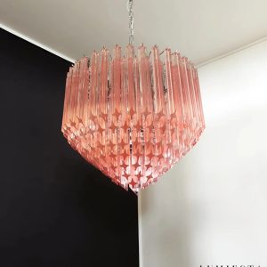 Sasso - lampa wisząca glamour z niklową oprawą i różowym szkłem, ujęcie z boku