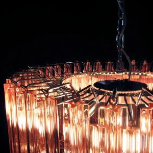 Lampa wisząca Sasso z różowego szkła, detal połączenia kloszy z metalem