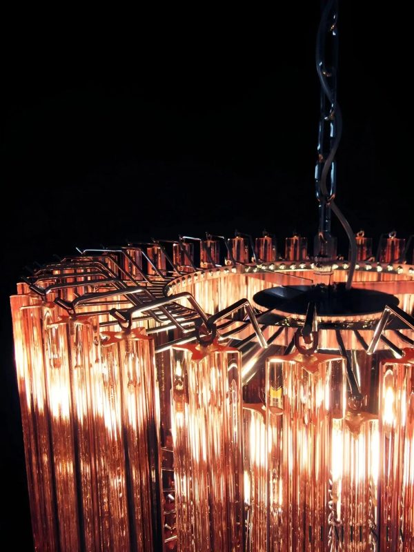Lampa wisząca Sasso z różowego szkła, detal połączenia kloszy z metalem
