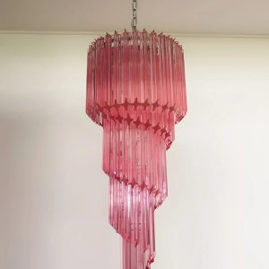 Scirocco - lampa wisząca ze szkła różowego, ujęcie od dołu z widoczną formą klosza