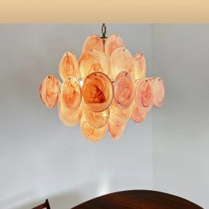Lampa wisząca Seta glamour z różowego szkła, ujęcie pod kątem