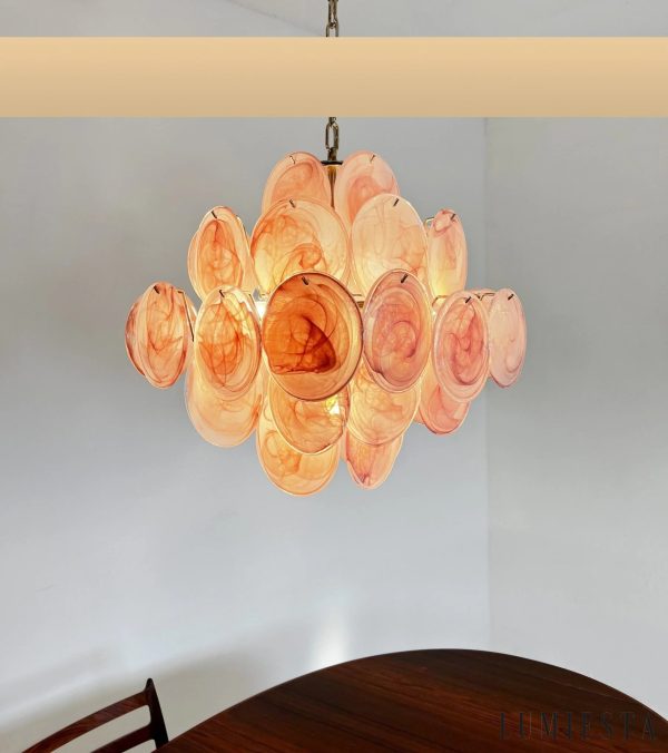 Lampa wisząca Seta glamour z różowego szkła, ujęcie pod kątem