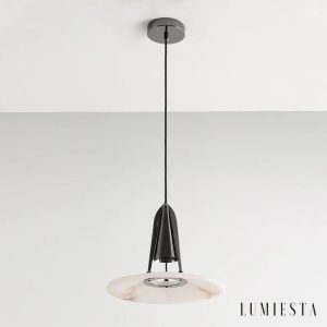 Czarna lampa wisząca Sines z alabastru - widok podwieszony w przestrzeni