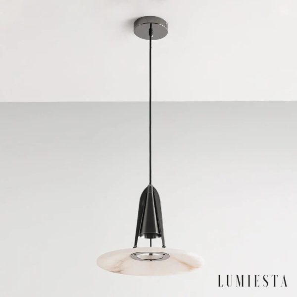 Czarna lampa wisząca Sines z alabastru - widok podwieszony w przestrzeni