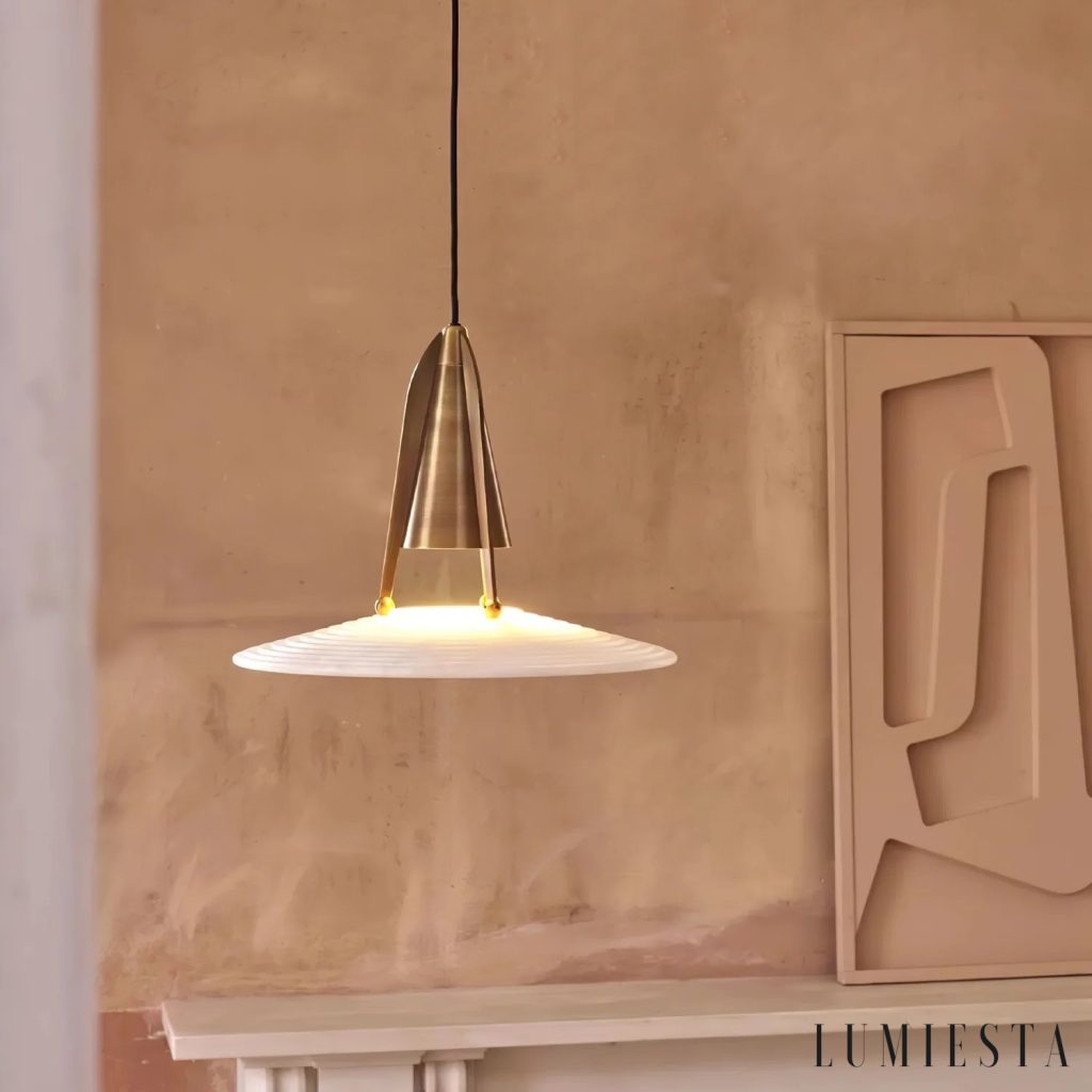 Sines - czarna metalowa lampa wisząca z alabastrem, ujęcie boczne