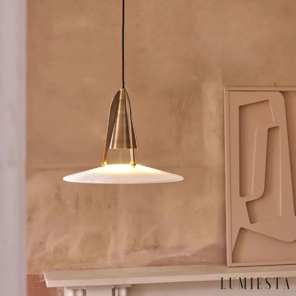 Sines - czarna metalowa lampa wisząca z alabastrem, ujęcie boczne