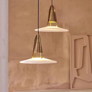 Alabastrowa lampa wisząca Sines - detal faktury klosza i czarnej oprawy