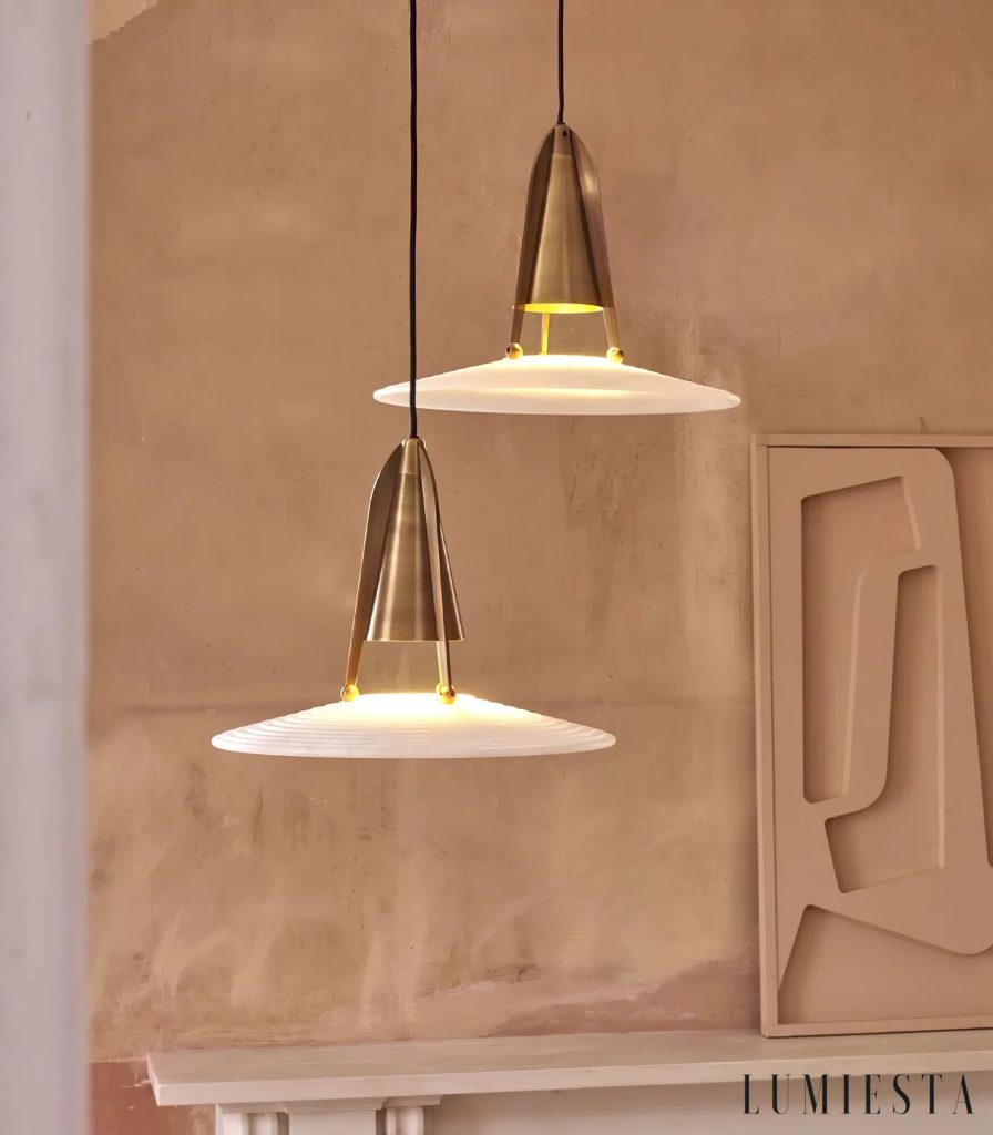 Alabastrowa lampa wisząca Sines - detal faktury klosza i czarnej oprawy