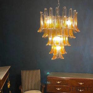 Solaris - lampa wisząca z bursztynowych szklanych elementów i złotego stelaża