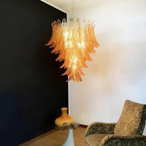 Lampa wisząca Sole glamour, zbliżenie na bursztynowe szkło i metalowe mocowanie