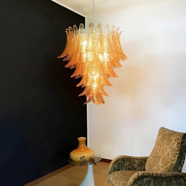 Lampa wisząca Sole glamour, zbliżenie na bursztynowe szkło i metalowe mocowanie