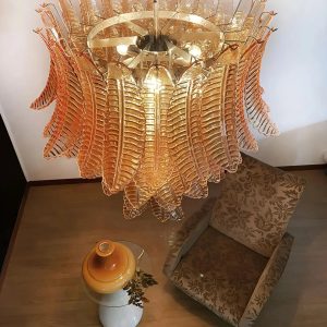 Żyrandol Sole do salonu, detal bursztynowych szklanych elementów w stylu glamour