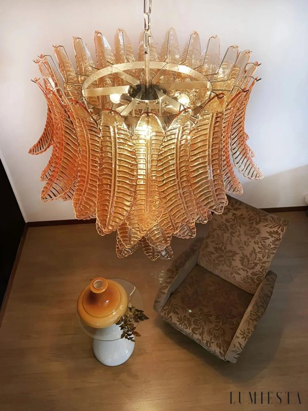 Żyrandol Sole do salonu, detal bursztynowych szklanych elementów w stylu glamour
