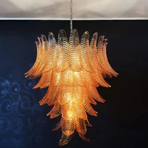 Lampa wisząca Sole, frontowy widok na szkło bursztynowe i metalową oprawę