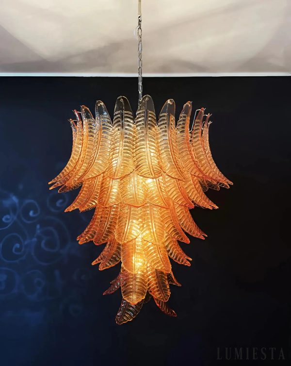 Lampa wisząca Sole, frontowy widok na szkło bursztynowe i metalową oprawę