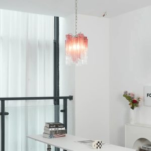 Sonetto - szklana lampa wisząca w nowoczesnym salonowym ujęciu