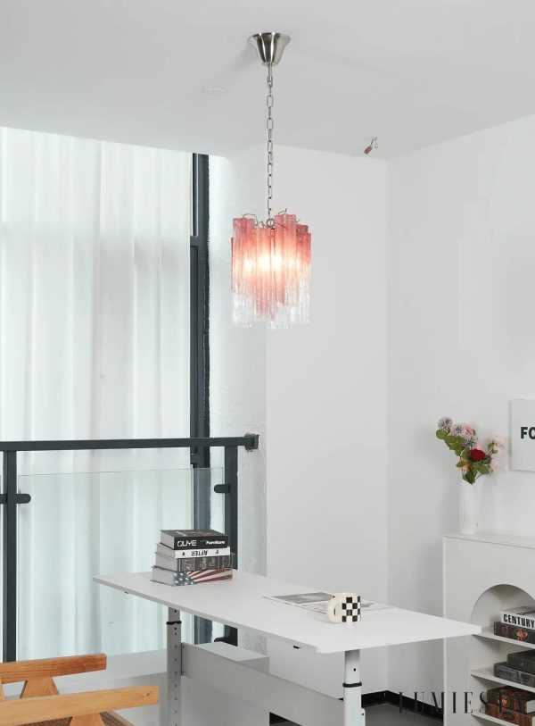 Sonetto - szklana lampa wisząca w nowoczesnym salonowym ujęciu