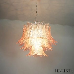 Spazio - lampa wisząca z różowego szkła i niklu, ujęcie pod lekkim kątem