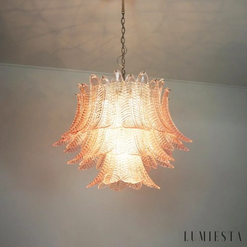 Spazio - lampa wisząca z różowego szkła i niklu, ujęcie pod lekkim kątem