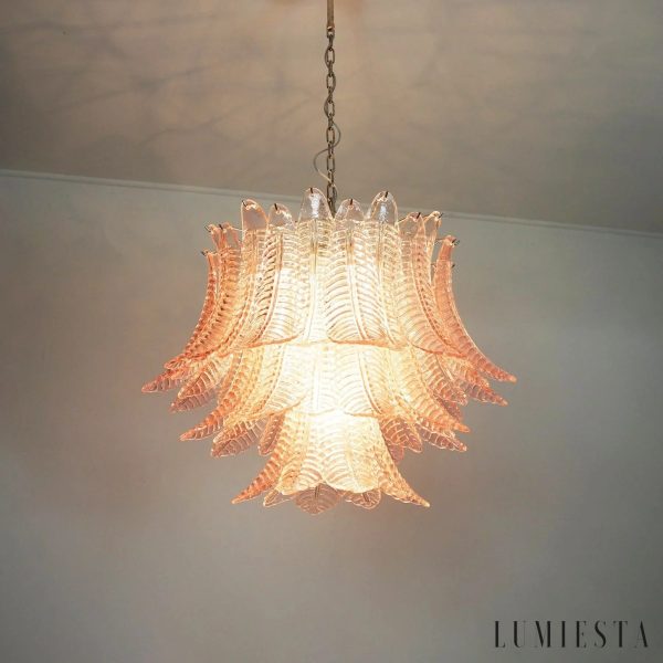 Spazio - lampa wisząca z różowego szkła i niklu, ujęcie pod lekkim kątem