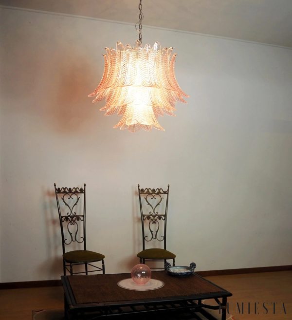 Spazio - nowoczesny żyrandol z różowego szkła, widok od dołu