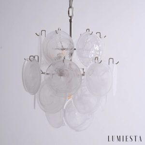 Białe szklane elementy lampy Splendore w metalowej oprawie, detal